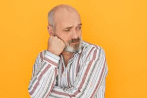 Est-ce possible d’utiliser des cheveux étrangers comme donneur pour une transplantation capillaire ?